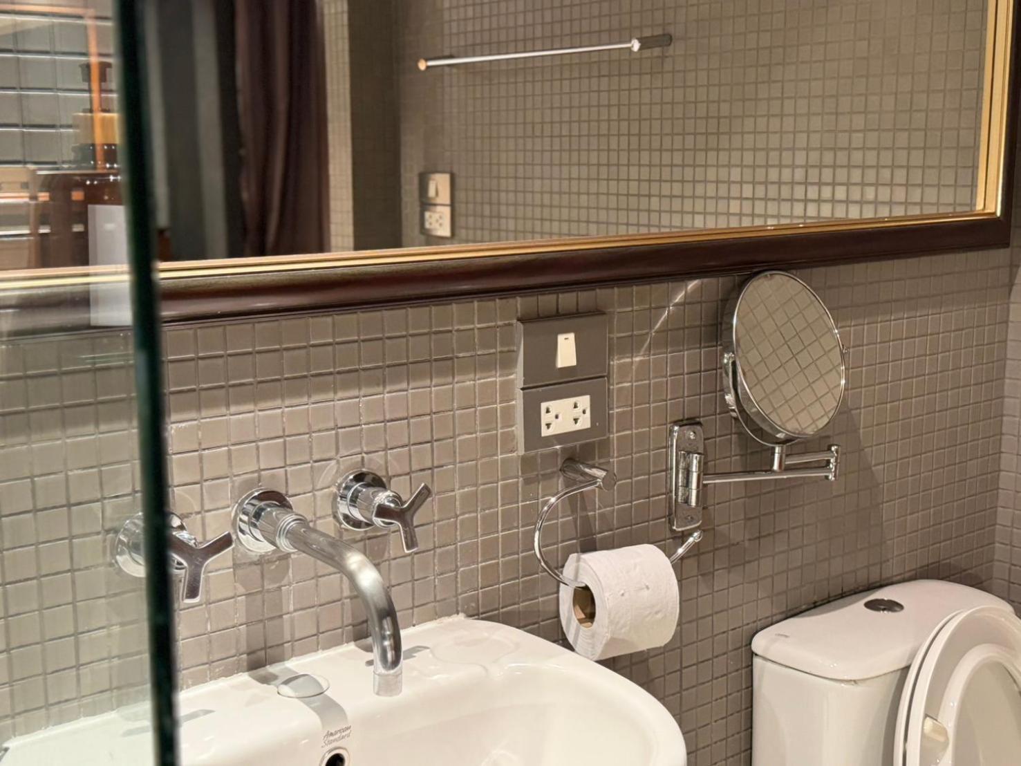 Wish Inn Silom - วิช อินน์ สีลม X 방콕 외부 사진